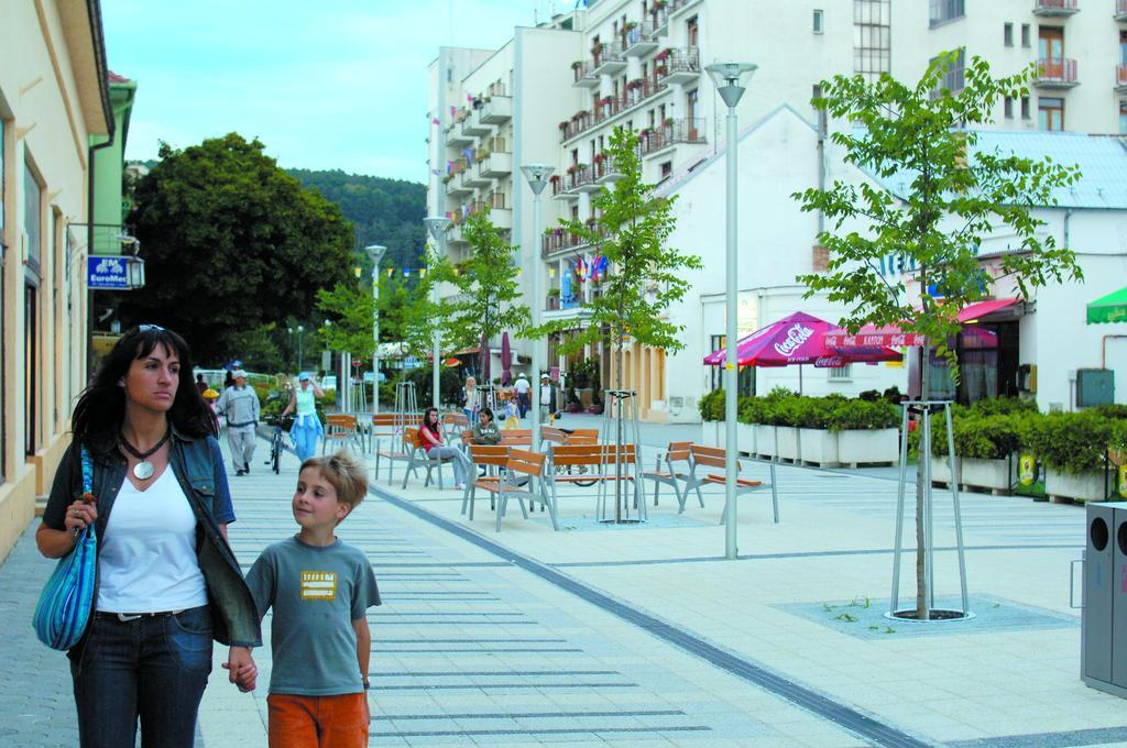 Ensana Jalta Hotel Piest'any Exterior foto